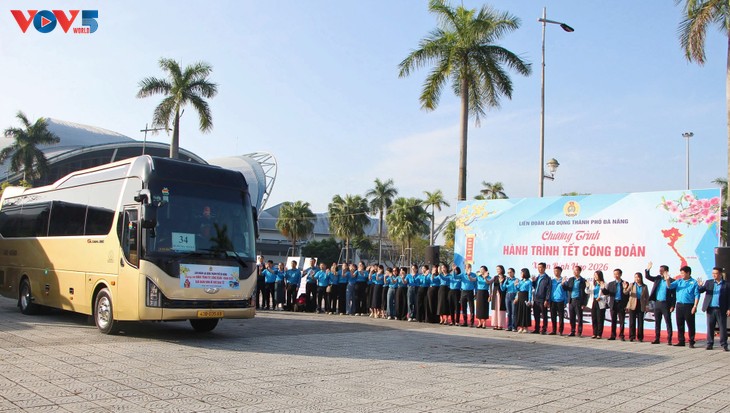 Les bus syndicaux ramènent les ouvriers chez eux à l’occasion du Têt - ảnh 1