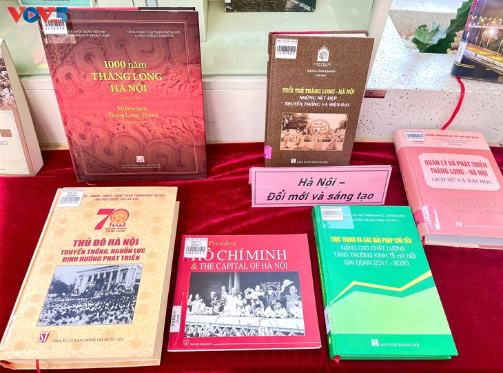 300 tư liệu sách, báo được giới thiệu tại triển lãm “Hà Nội - Thành phố rồng bay” - ảnh 6