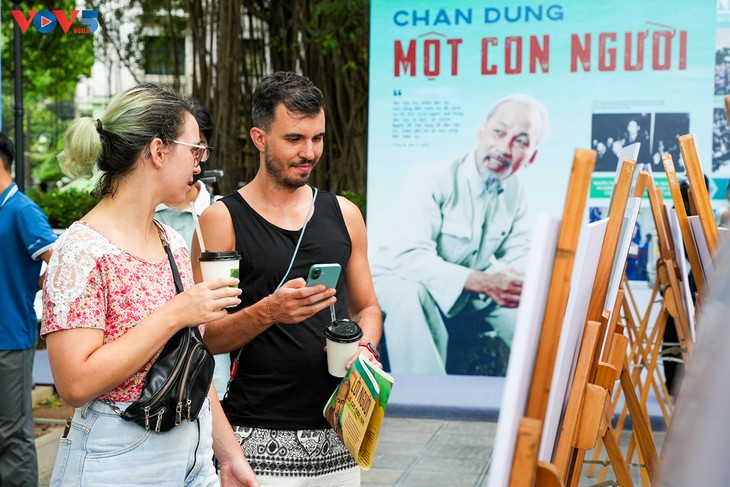 Hàng trăm tư liệu quý về Chủ tịch Hồ Chí Minh được trưng bày tại triển lãm ảnh “Rạng rỡ bên Người” - ảnh 7