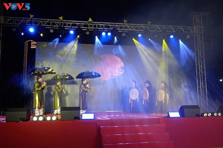 Soirée de gala dans le cadre du sixième camp national de jeunes et de volontaires de la Croix-Rouge - ảnh 2