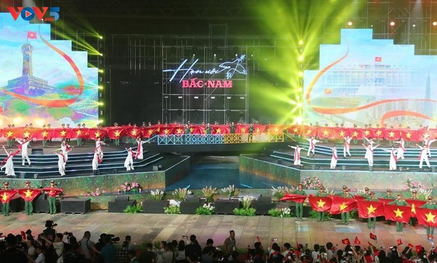 Un spectacle grandiose à Hanoi célèbre la réunification nationale - ảnh 1