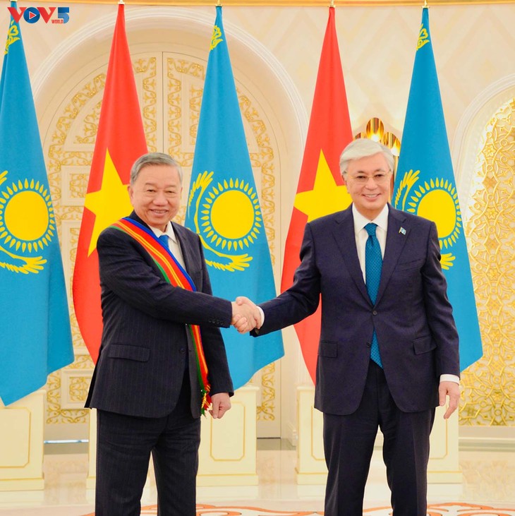 Le Vietnam et le Kazakhstan élèvent leurs relations au rang de partenariat stratégique - ảnh 1