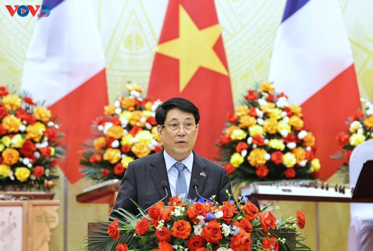 Luong Cuong offre un banquet d’État en l’honneur de son homologue français - ảnh 2