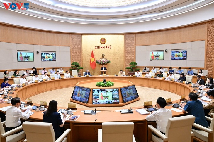 Pham Minh Chinh appelle à accélérer la relance économique locale - ảnh 1