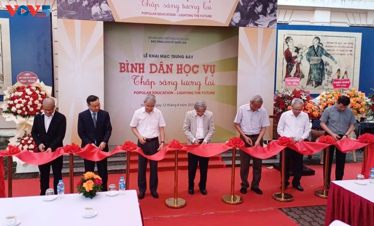 Le Musée d’Histoire retrace 80 ans d’éducation populaire au Vietnam  - ảnh 1