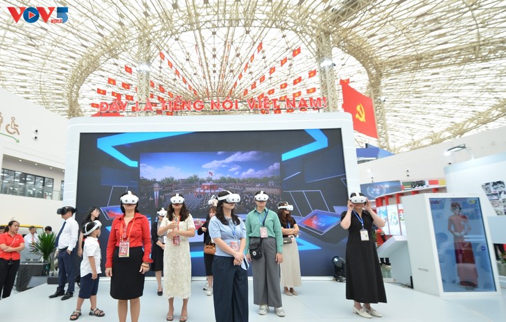 Les visiteurs impressionnés par l’exposition “80 ans - Indépendance, Liberté, Bonheur” - ảnh 4