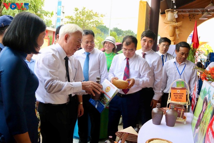 Ouverture de la Semaine de la culture, du tourisme et de la promotion commerciale au Festival d’Automne de Côn Son - Kiêp Bac 2025 - ảnh 2