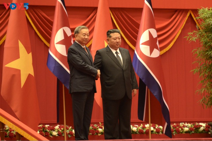 Pyongyang: Kim Jong-un préside la cérémonie d’accueil officielle en l’honneur de Tô Lâm  - ảnh 1