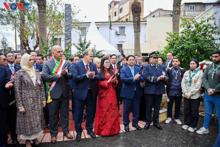 Pham Minh Chinh inaugure une stèle dédiée au Président Hô Chi Minh à Alger - ảnh 2