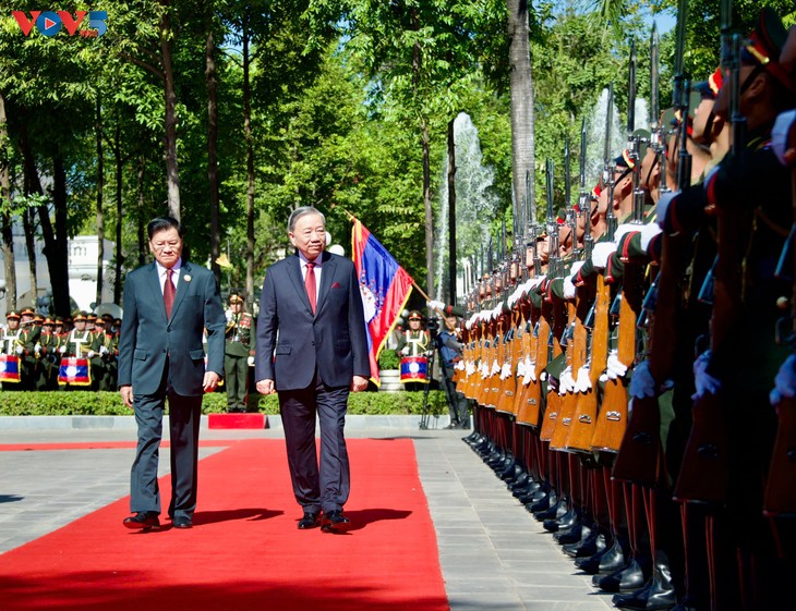 Le Secrétaire général Tô Lâm reçu avec les plus grands honneurs à Vientiane - ảnh 1