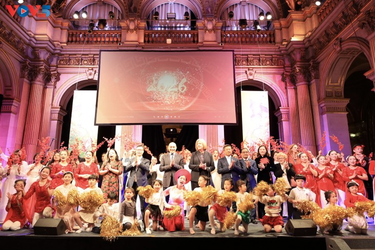 Têt 2026 à Paris: la communauté vietnamienne célèbre un «nouveau chapitre» des relations franco-vietnamiennes - ảnh 3