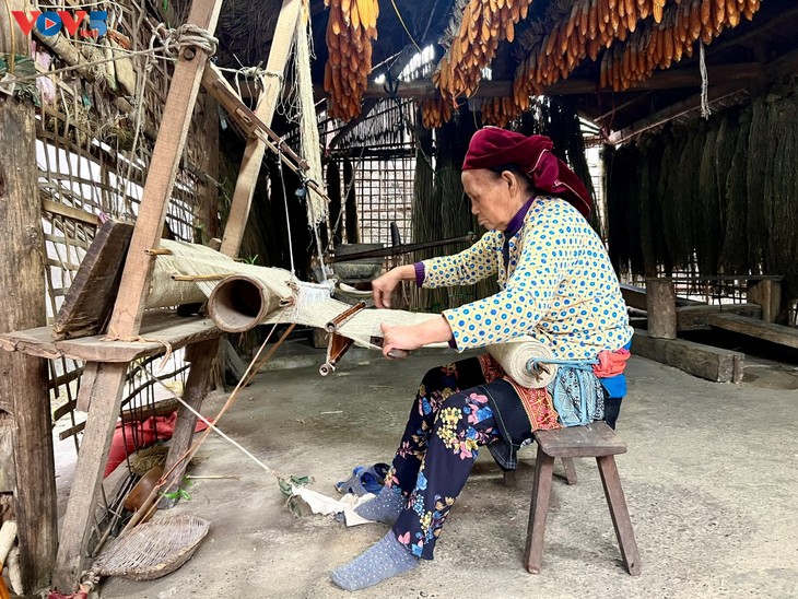 Sợi lanh đưa phụ nữ Mông ra thế giới - ảnh 5