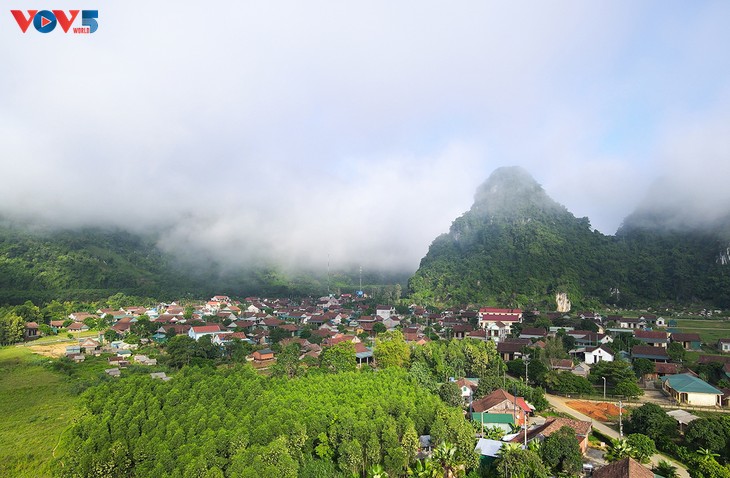 พิธีมอบรางวัล Best Tourism Village ประจำปี 2023 ให้แก่ตำบลเตินฮว้า อำเภอมิงฮว้า จังหวัดกว๋างบิ่ง - ảnh 1