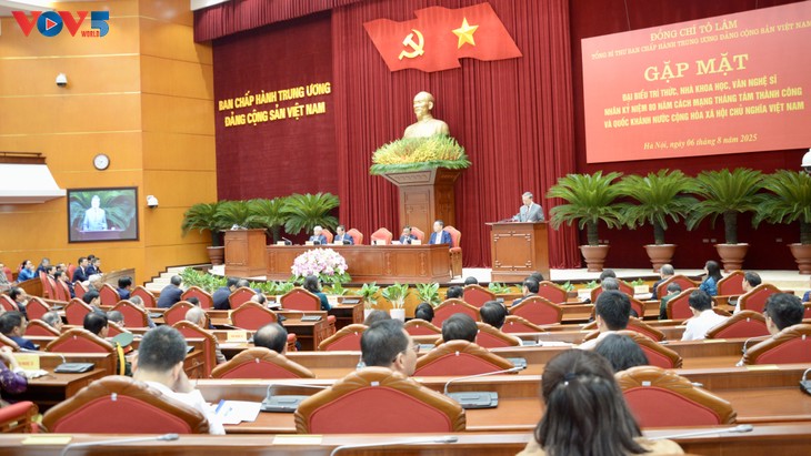 จุดประกายเปลวไฟแห่งความรู้และความสร้างสรรค์ในศักราชใหม่ - ảnh 1