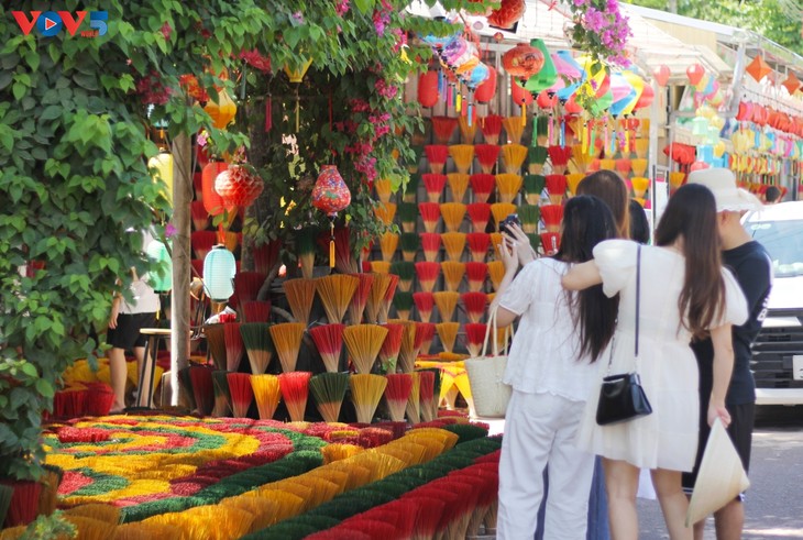 หมู่บ้านทำธูปถวีซวนในนครเว้ - ảnh 2