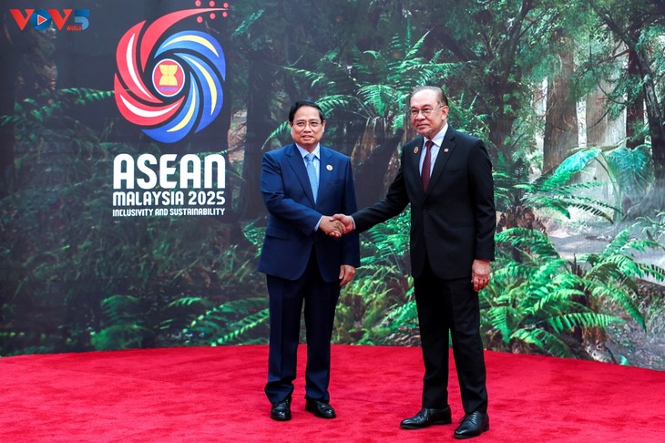 นายกรัฐมนตรี ฝ่ามมิงชิ้ง เดินทางไปเข้าร่วมการประชุมสุดยอดอาเซียนครั้งที่ 47 ณ ประเทศมาเลเซีย - ảnh 1