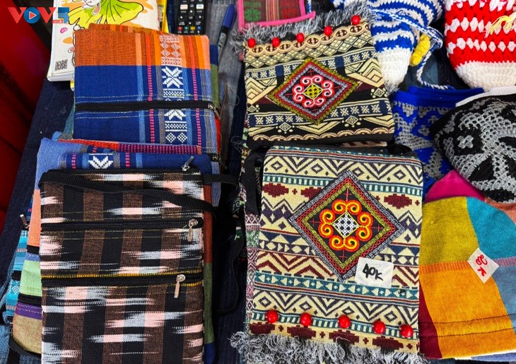 ตำบลโจว์ฟอง จังหวัดอานยาง อนุรักษ์อาชีพทอผ้าลวดลายพื้นเมืองผสานกับการท่องเที่ยว - ảnh 2