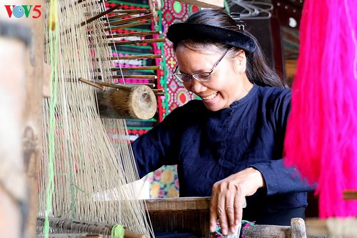  Kerajinan  menenun kain ikat dari etnis  minoritas Tay di 