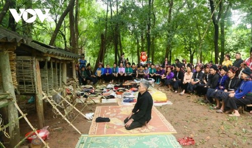 Besuch im gemeinschaftsbasierten Tourismusdorf in Yen Chau