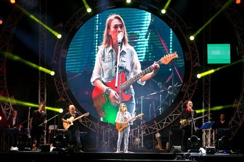 女性歌手ミータムさんの歌声