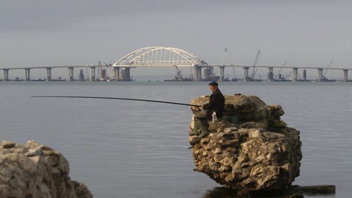 クリミア半島とロシア南部を結ぶ橋が完成