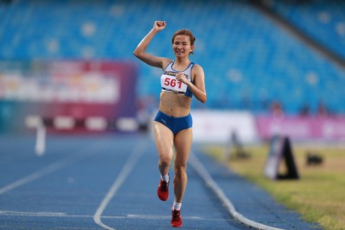 Runner Nguyen Thi Oanh wins 3 gold medals in a day