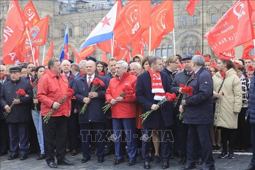 レーニン生誕152年、赤の広場でロシア共産党員が献花