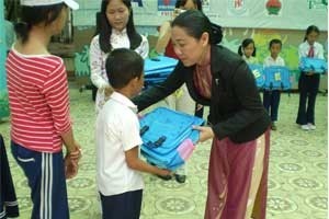 Provinsi Ben Tre Memberikan Beasiswa Kepada Para Pelajar Miskin Anak Anak Yatim Piatu Dan Penyandang Cacad