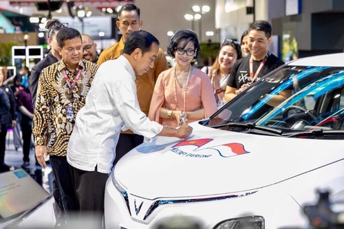 Winfast memperkenalkan kendaraan listrik penggerak kanan di International Auto Expo di Indonesia