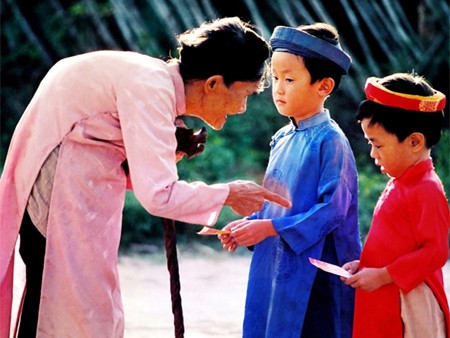 Giving lucky money during Tet - Li xi custom