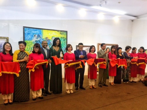 Madre y Naturaleza resalta en una exposición conmemorativa del Día Internacional de la Mujer - ảnh 1