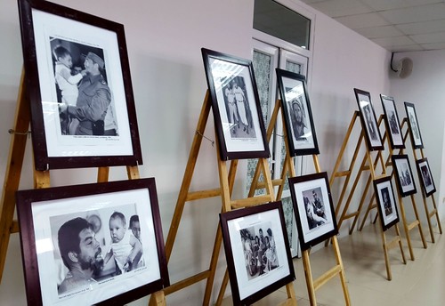 En Hanói exposición de un fotorreportero veterano de Cuba - ảnh 3