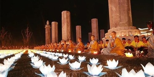 Ceremonia de farolillos por la paz resalta en el Día de Vesak 2019 en Vietnam - ảnh 1