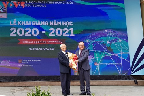 Alumnos vietnamitas comienzan el nuevo año escolar 2020-2021 - ảnh 1
