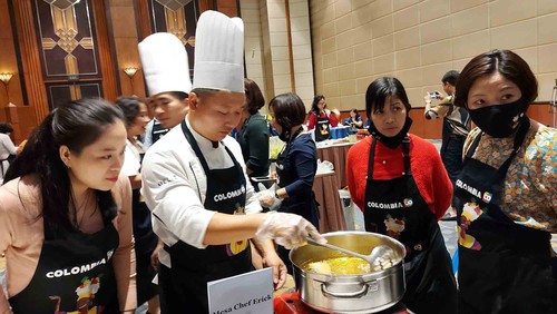 Taller de elaboración de empanada, puente entre las culturas gastronómicas de Vietnam y Colombia - ảnh 4