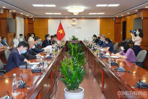 Vietnam apoya la iniciativa de transición energética del Reino Unido - ảnh 1