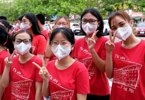 Despliegan más recursos humanos y materiales para poner fin a los brotes del covid-19 en Bac Giang y Bac Ninh - ảnh 1