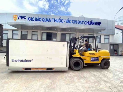 Vietnam recibe otras 900 mil dosis más de la vacuna contra el covid-19 - ảnh 1