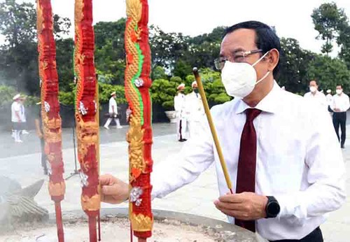 Líderes de Ciudad Ho Chi Minh homenajean a héroes revolucionarios - ảnh 1