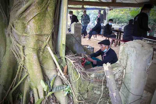 El ritual de adoración a la deidad de la selva, costumbre de la comunidad étnica Dao Rojo - ảnh 1