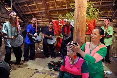 Ceremonia de agradecimiento a los padres de la etnia Raglai en Ninh Thuan - ảnh 2