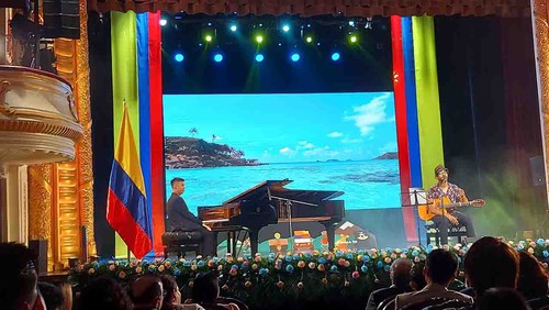 Noche musical de Elkin Robinson para celebrar 212 años del Día de la Independencia de Colombia - ảnh 2