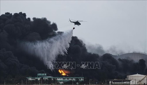 Cuba lucha sin descanso para contener el incendio en el depósito de petróleo - ảnh 1