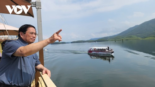 El primer ministro Pham Minh Chinh inspecciona obras de construcción importantes en Yen Bai - ảnh 1