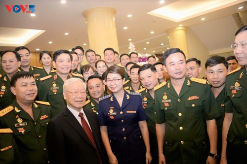 El máximo líder político de Vietnam alienta aportes del sector joven militar al desarrollo nacional - ảnh 1