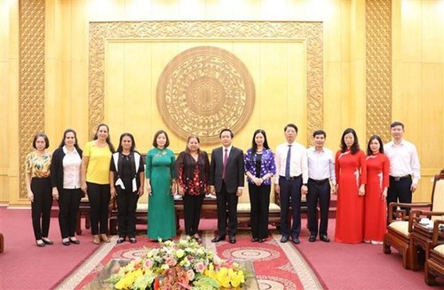 Federación de Mujeres Cubanas consulta experiencias de desarrollo del sector femenino en Ninh Binh - ảnh 1