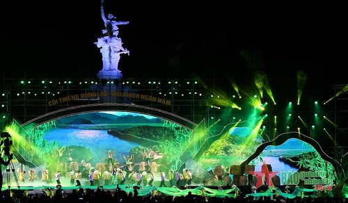 Celebran el programa artístico “La tierra sagrada Dong Loc – conectando mil años de historia”  - ảnh 1