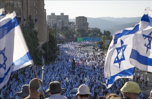 Manifestantes israelis marchan contra la reforma judicial en Jerusalem  - ảnh 1