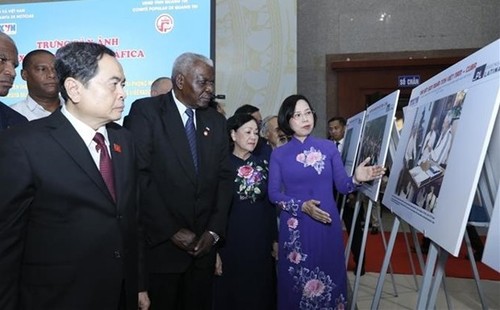 La leal amistad y solidaridad Vietnam-Cuba enfatizada en una exposición fotográfica - ảnh 1