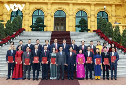 Presidente de Vietnam se reúne con embajadores y jefes de agencias representativas en el extranjero - ảnh 1